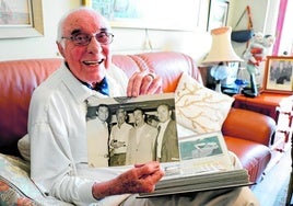 Paco Manoja shows the photo of the tribute he organised to the footballer and world champion Bobby Moore, which was attended by the president of C. D. Málaga, Juan Moreno de Luna.