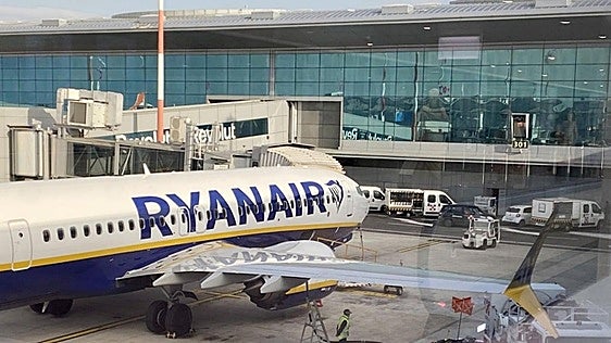 Ryanair accused of preventing 89-year-old man from returning to Spain in national ID card row