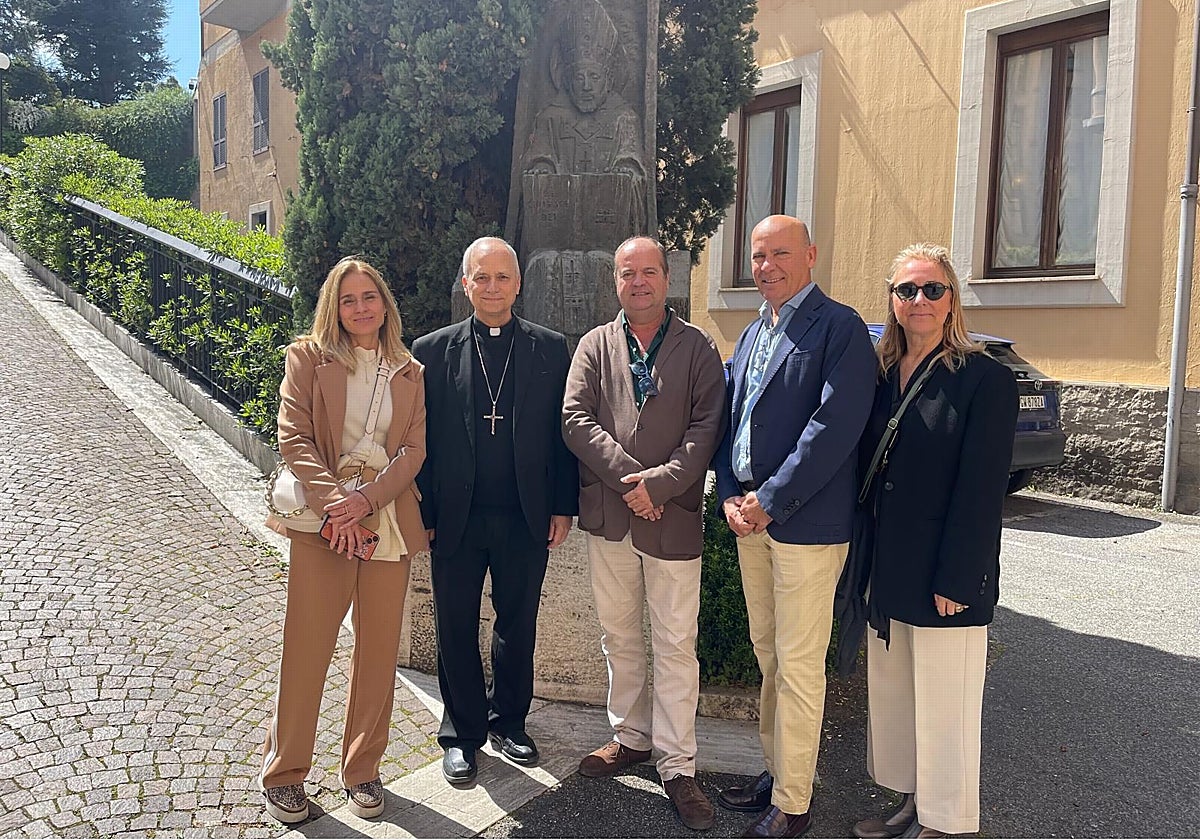 Mercedes Sánchez and Pablo Pastor with the new Pope Leo XIV, accompanied by a couple of friends.