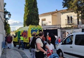 The 061 emergency ambulance in the Plaza Cementerio de San Nicolás.