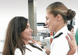 Queen Letizia hugs her daughter in Panama, during a stopover of the training ship.