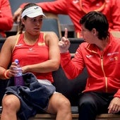 Jessica Bouzas gets instructions from coach Carla Suárez.