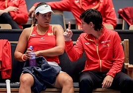 Jessica Bouzas gets instructions from coach Carla Suárez.