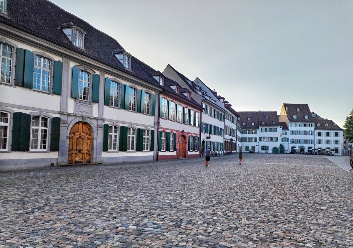 Imagen principal - A central square on Saturday night in May.