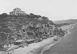 Historic photograph of the Castillo del Inglés and the gazebos on the beach.