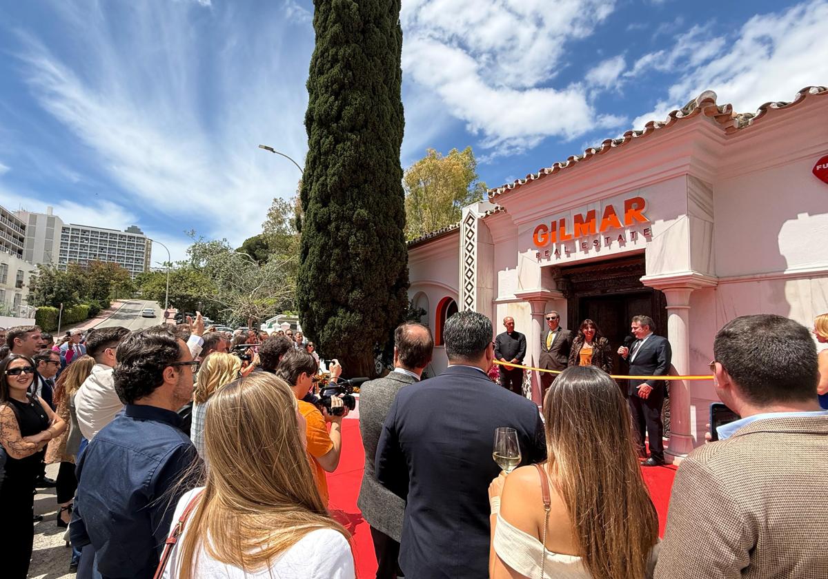 Gilmar's new office on its opening day.