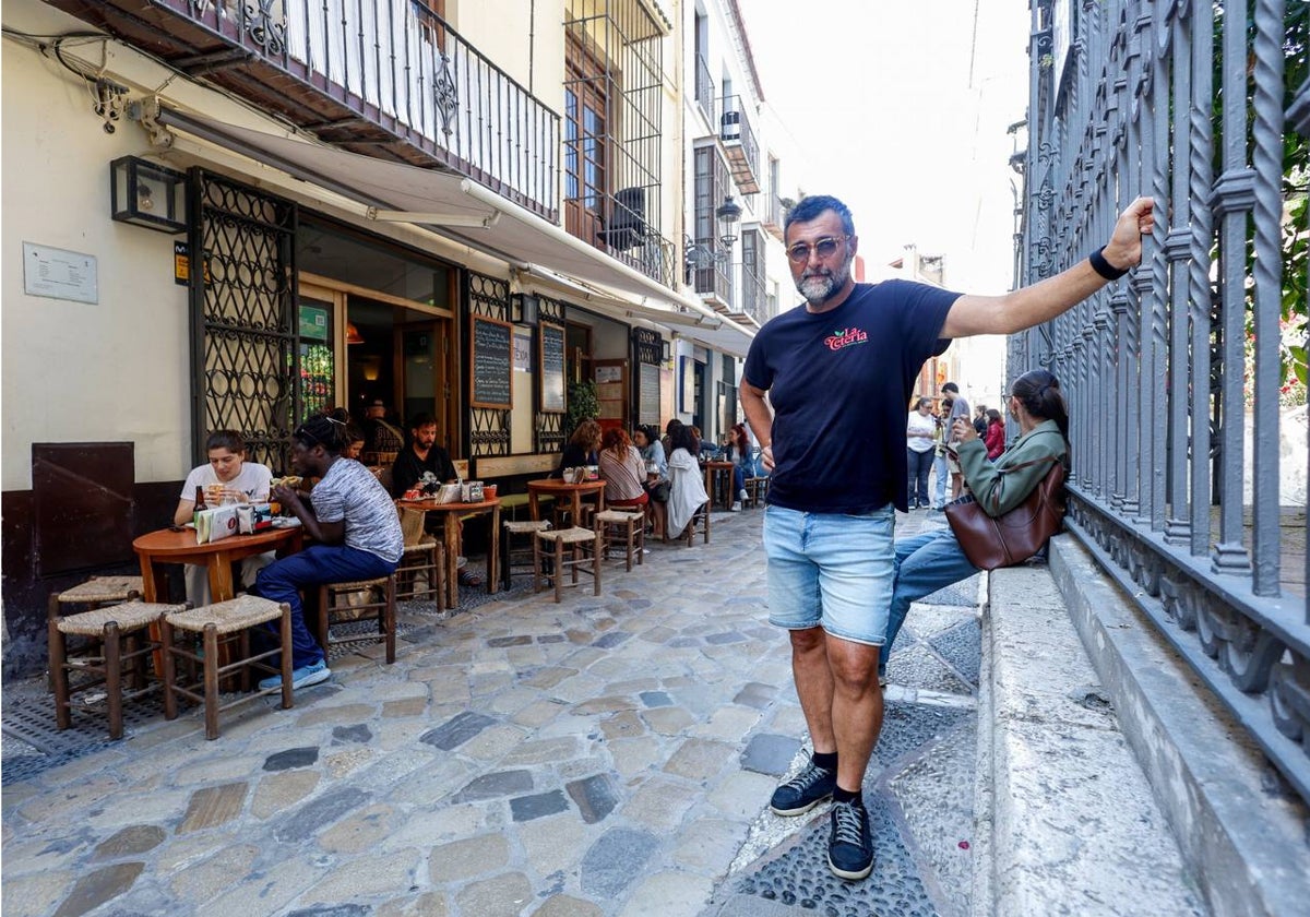 Alejandro Camacho, in front of the establishment he founded 32 years ago in the heart of Calle San Agustín.