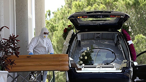 How much do undertakers and people working in the funeral trade in Malaga earn?