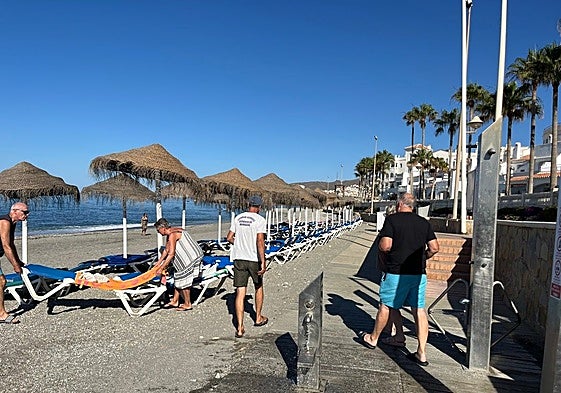 Showers on El Chucho beach in Nerja