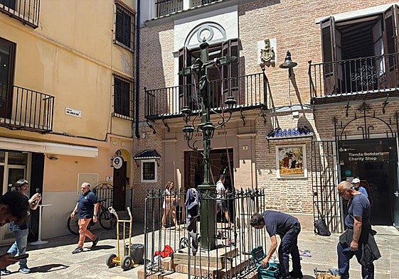 The cross of San Juan de Dios, put back in its place.