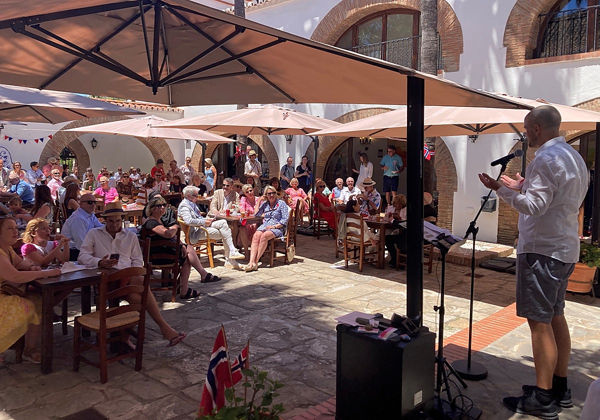 Imagen principal - Priest Espen Holm on the stage; ice-cream and soft drinks for everyone.