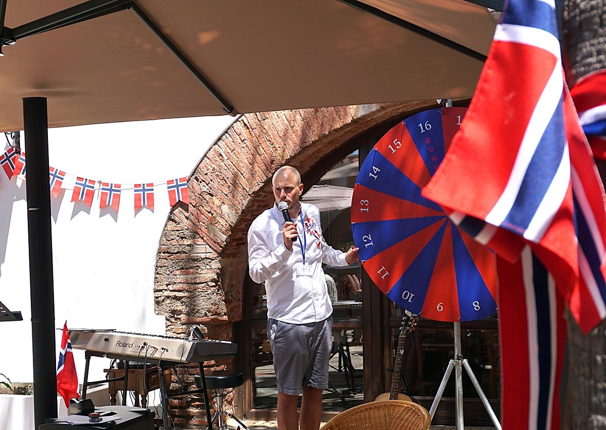 Imagen secundaria 1 - Priest Espen Holm on the stage; ice-cream and soft drinks for everyone.