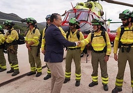Regional minister for the Junta presidency, Antonio Sanz, shakes hands with Plan Infoca employees.