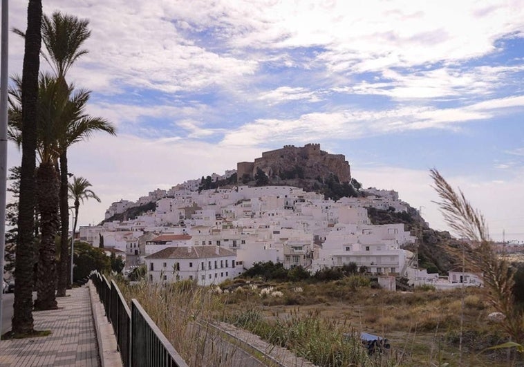 Enjoy spectacular sunsets and local gastronomy at a Costa Tropical castle in June