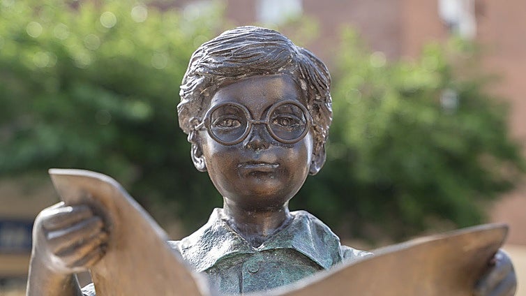 PSOE lashes out at the new statue installed on a roundabout in Benalmádena: 'You can buy it on Amazon'