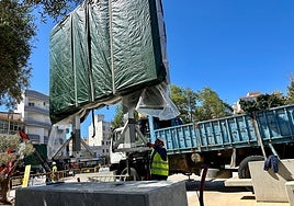 Installation of the panels in the Plaza de España.