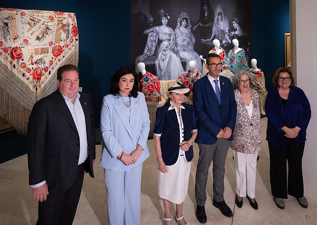 Imagen secundaria 1 - Anita Delgado's shawl and other historic silk garments, displayed in Malaga Museum