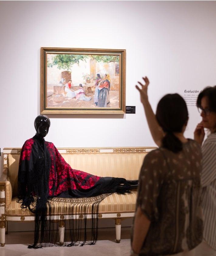 Imagen secundaria 2 - Anita Delgado's shawl and other historic silk garments, displayed in Malaga Museum