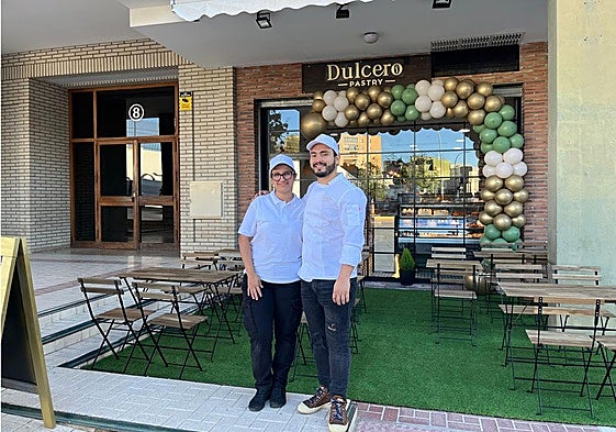 Herika and Manuel Cárdenas, in front of the bakery they have set up in Nueva Málaga.