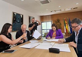 Councillor for urban regeneration Marina Vázquez lends a pen to the architect José Seguí for the signing of the contract with mayor Margarita del Cid and Ramón Cuevas from Buró4