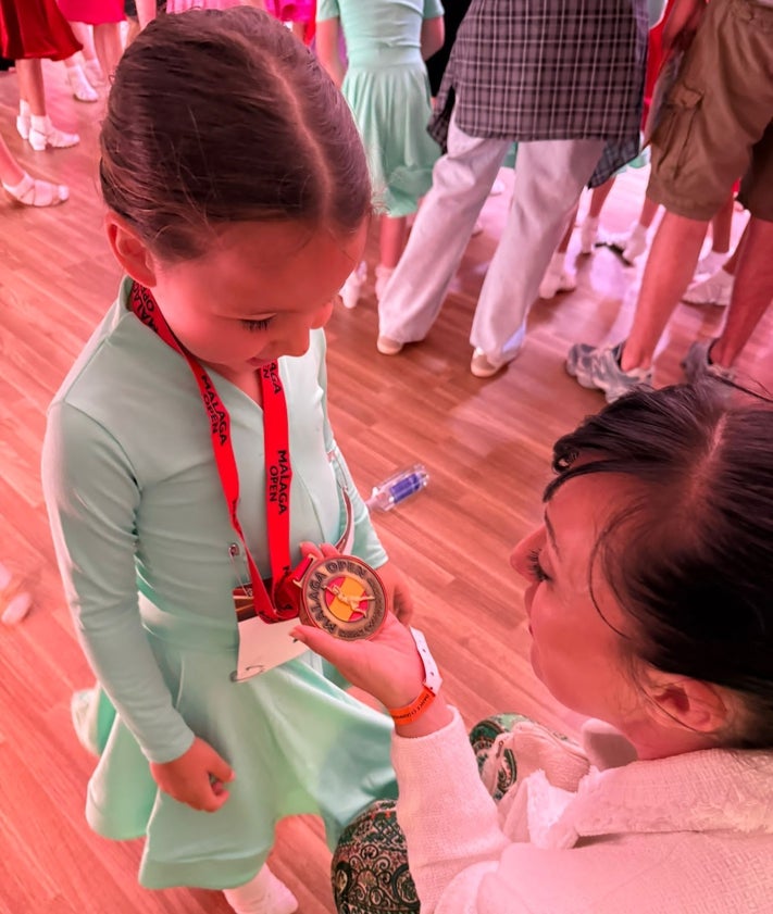 Imagen secundaria 2 - From top: Lia with some of her dancers; Lia as British champion; Lia at the Malaga Open with one of her youngest dancers