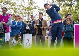 Last year's winner, Carlota Ciganda, in front of the trophy.