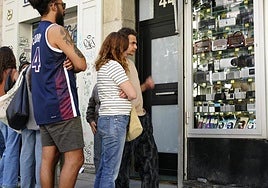 People searching for a radio during the 28 April national outage.