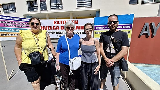 The dozen residents of a development in Torremolinos at risk of eviction despite paying their rent