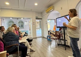 Members enjoy a previous talk at the San Pedro centre.