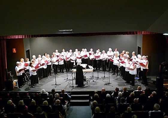 The amateur choir performing in the Estepona auditorium last December.