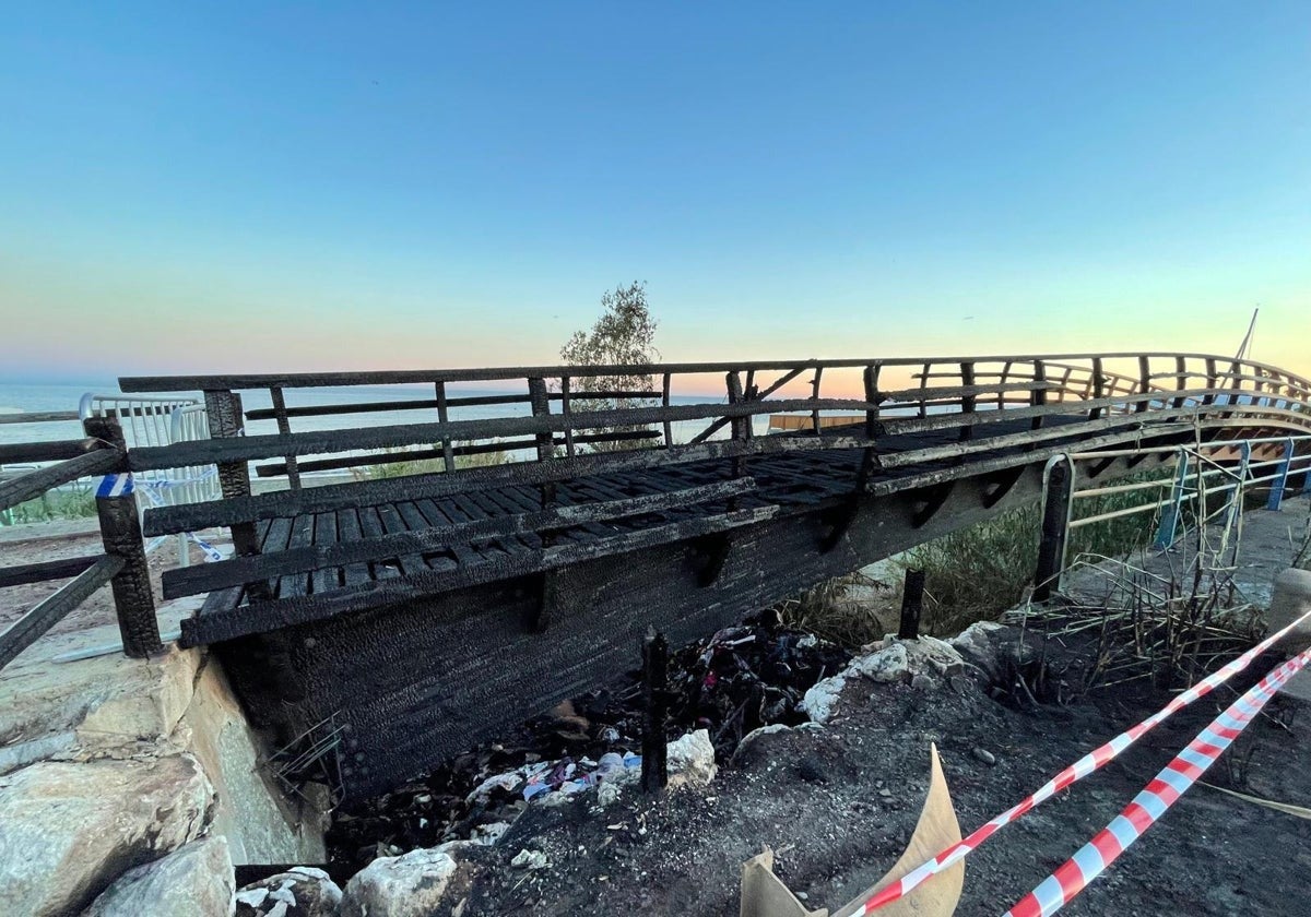 Man arrested following coastal footbridge fire on eastern Costa del Sol