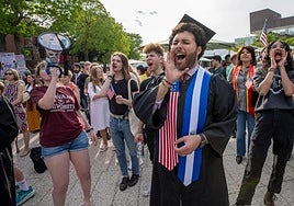 American students at Harvard demonstrate in favour of foreign students.