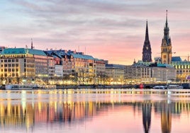 Jungfernstieg in Hamburg, the Rathaus on the Alster.