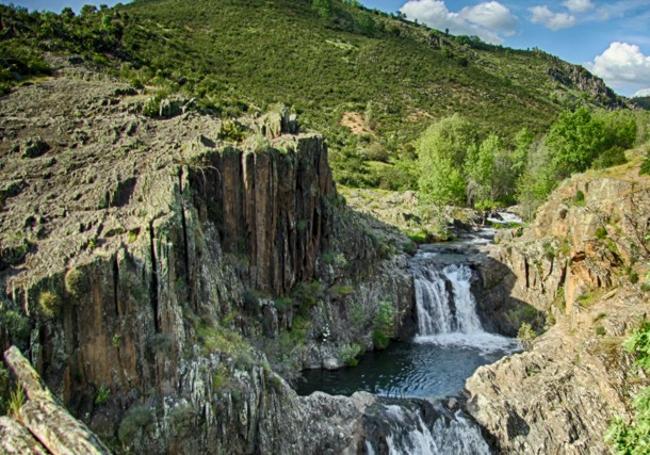 Image of the Aljibe waterfall.