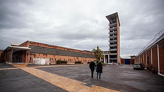 Two Malaga prison inmates caught with cocaine and hashish after family visits
