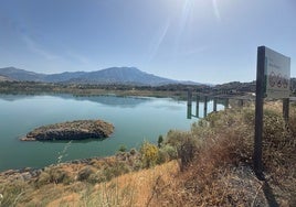 Image of the La Viñuela reservoir, which stores almost 83 cubic hectometres, at 50% of its capacity.