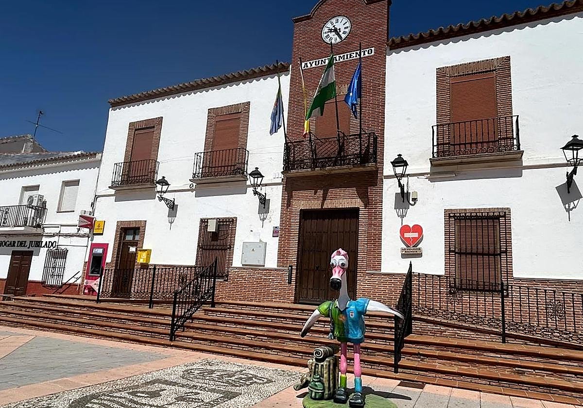 Imagen principal - Tourists are flocking to see new life-sized sculptures of 'humanised' flamingos in Malaga town that's famous for the distinctive pink birds