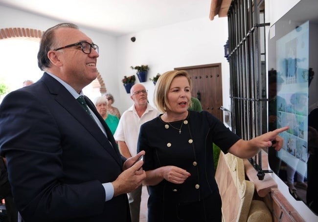 Arturo Bernal with Encarnación Pareja at the inauguration.