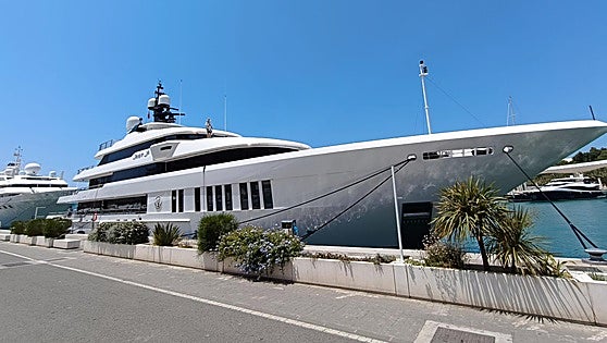 Just J's: the curious story of the latest megayacht to arrive in Malaga port