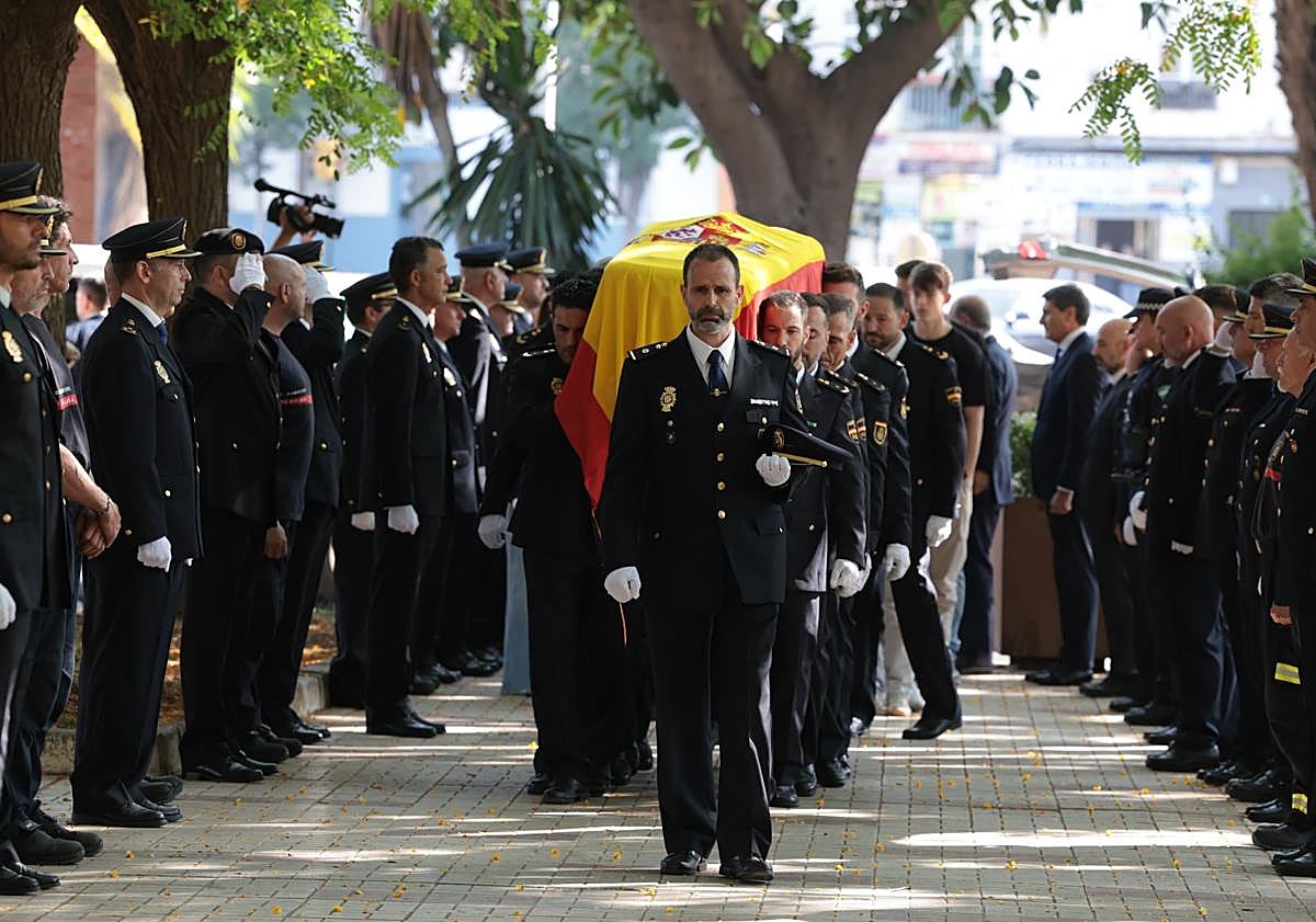 Imagen principal - The funeral of the National Police officer who died in the early hours of Thursday morning.