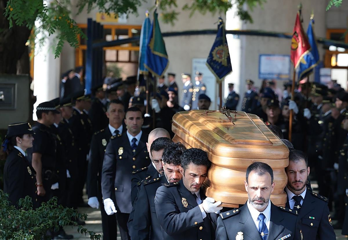 Imagen secundaria 1 - The funeral of the National Police officer who died in the early hours of Thursday morning.