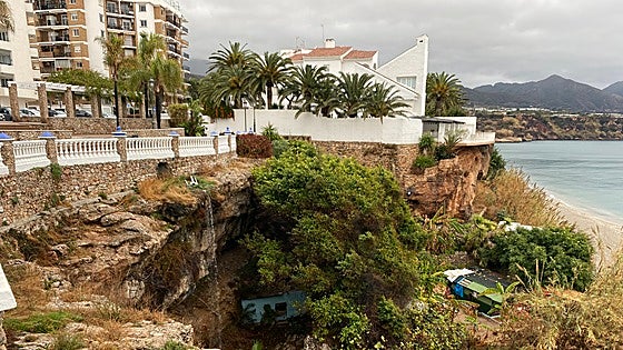 Man rushed to Malaga hospital ICU after falling eight metres from viewpoint cliff on Costa del Sol