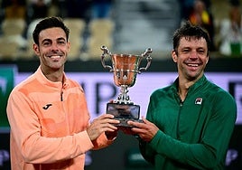 Granollers and Zeballos with the doubles trophy at Roland Garros.