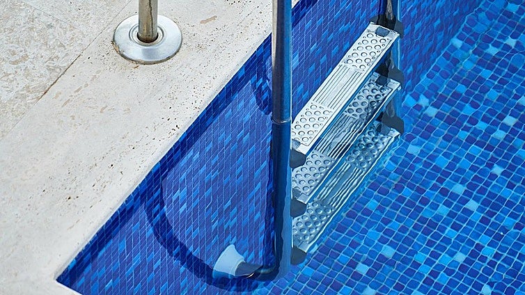 Foreign man dies in community swimming pool on the Costa del Sol