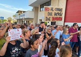 Residents of Manilva rally against the closure of the fire station.