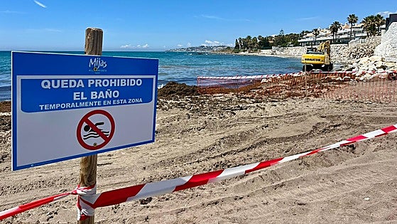 What's going on with El Charcón beach in Mijas?