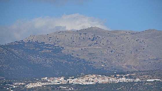 Prison sentences for burgling a Malaga village home and threatening the owner with a knife upheld