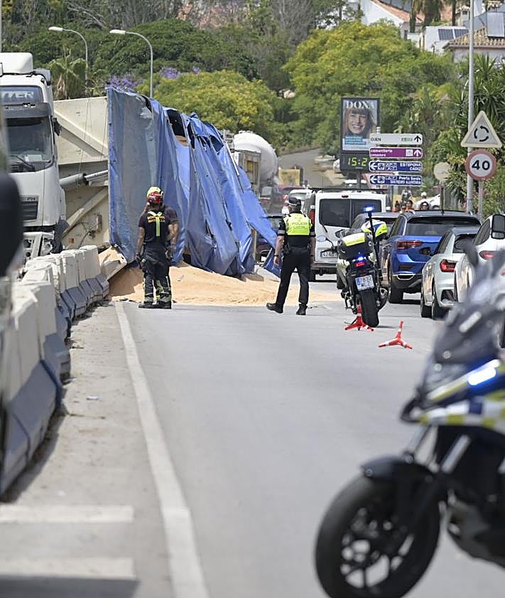 Imagen secundaria 2 - Chaos on the Costa as lorry loaded with sand overturns on one of the key access roads to Marbella