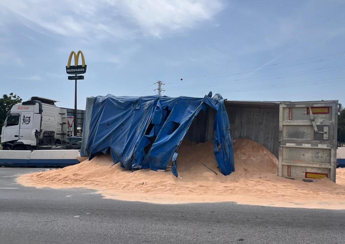 Imagen secundaria 1 - Chaos on the Costa as lorry loaded with sand overturns on one of the key access roads to Marbella