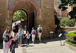 Visitors in the surroundings of the Alhambra.